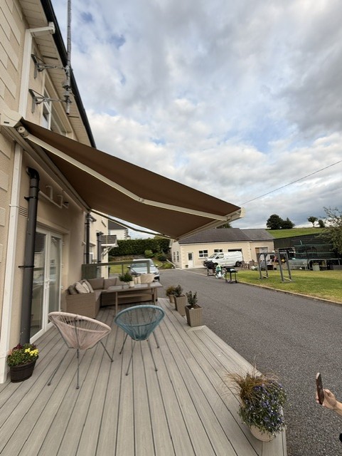 Complete view of the rounded awning front profile and integrated LED light strip